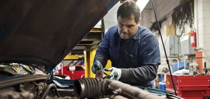 Un empleado trabajando en un taller mecánico.