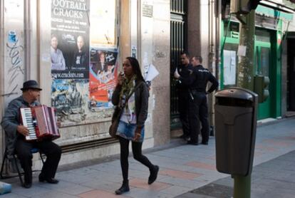 Una acera de Tetuán, en Madrid, próxima al metro.