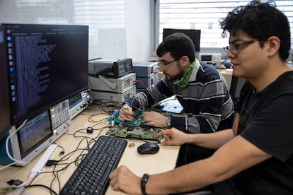 Dos investigadores realizan pruebas en el laboratorio del Barcelona Supercomputing Center. 