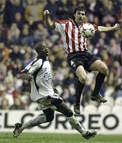 Karanka se lleva el balón ante Webó.