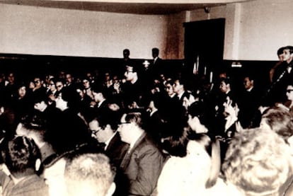Sesión del Cine-Club Universitario en la década de los sesenta en Santiago.