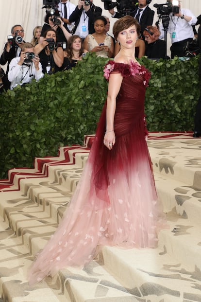 2018. Scarlett Johansson subió la escalinata del Fashion & The Catholic Imagination del Costume Institute en el Metropolitan de Nueva York vestida por Dior. Acudía a la gala dedicada a 'Heavenly Bodies: Fashion & The Catholic Imagination'.