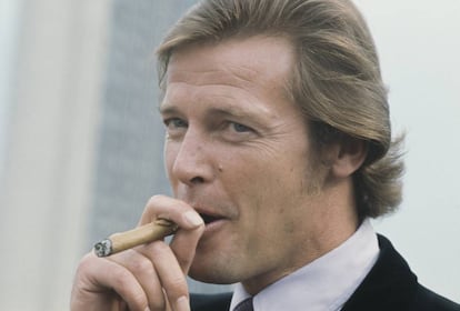 Roger Moore em 1971, durante a filmagem de 'O Santo'.