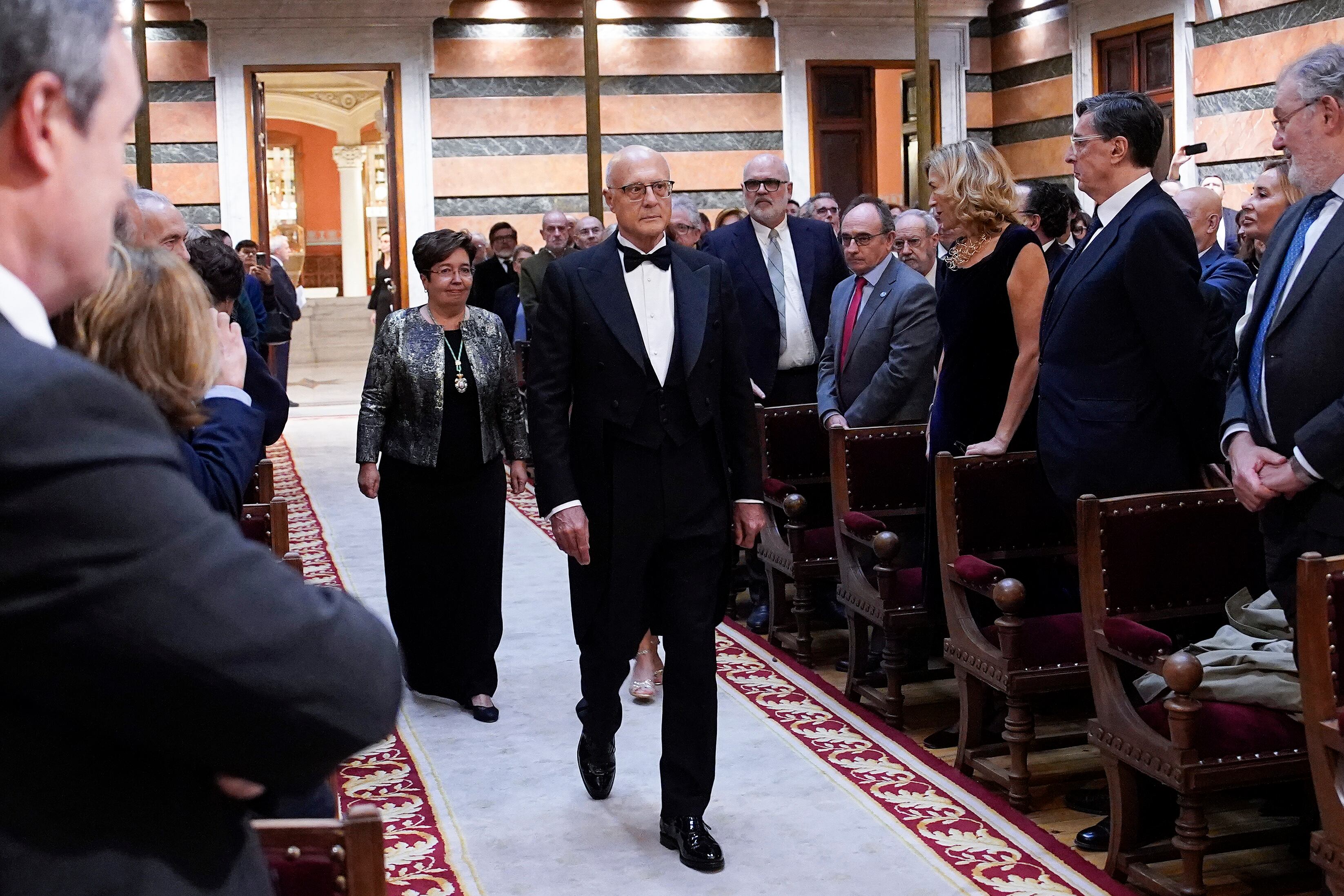 Pedro Cátedra García entra en el salón de actos de la RAE para leer su discurso.