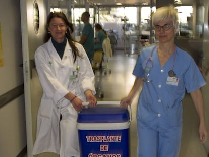 Transporte de un órgano para trasplante en el Hospital Virgen del Rocío de Sevilla en 2014.