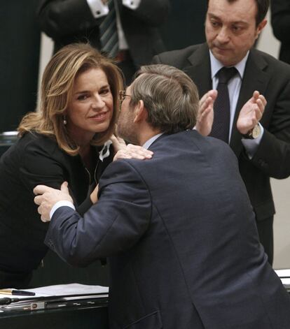 La nueva alcaldesa de Madrid, Ana Botella, recibe la felicitación del socialista Jaime Lissavetzky tras ser elegida hoy.