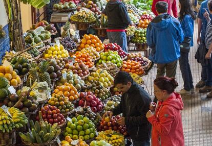 Puestos de fruta en el Mercado dos Lavradores de Funchal.