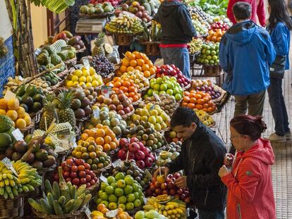 Puestos de fruta en el Mercado dos Lavradores de Funchal.