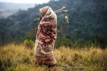 Khanyisile Mapope, de 18 años, camina a través del monte durante el tradicional proceso de iniciación de la tribu Xhosa (grupo étnico sudafricano), en la zona de Coffee Bay en Umtata (Sudáfrica).