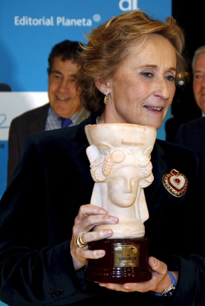 Begoña Aranguren posa para los medios con el Premio Azorín de Novela.