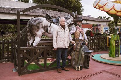 Juan José Millás junto a un vaquero de mentira.