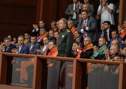 El general turco Hulusi en una sesión extraordinaria en el Parlamento en Ankara, este sábado.