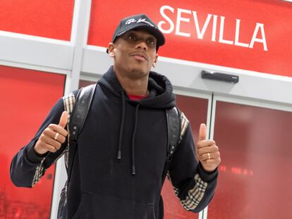 Anthony Martial saluda a su llegada al aeropuerto de Sevilla.