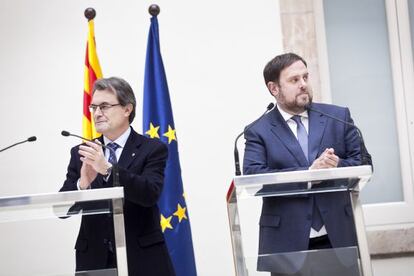 Mas y el líder de ERC, Oriol Junqueras, firman su pacto de Gobierno