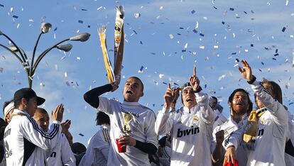 Los jugadores del Madrid celebran el título.