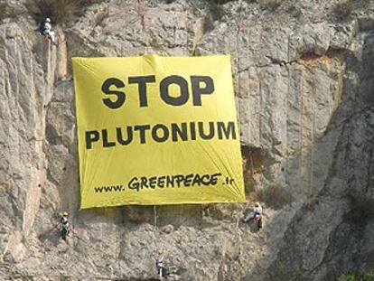 Militantes de Greenpeace despliegan una pancarta gigante de <i>Stop Plutonium</i> en el túnel de Pont Mirabeau.