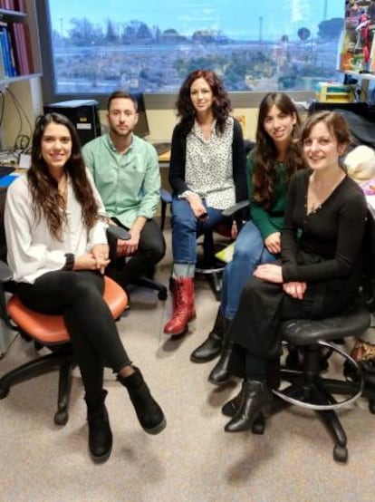 María Llorens (centro) junto a su grupo de investigación en el Centro de Biología Molecular Severo Ochoa (CSIC-UAM)