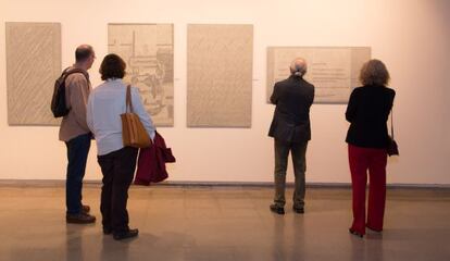 Espectadores antes cuatro de las obras de Ramírez Blanco expuestas en la Sala la Muralla.