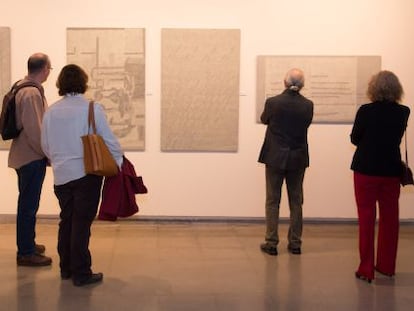 Espectadores antes cuatro de las obras de Ramírez Blanco expuestas en la Sala la Muralla.