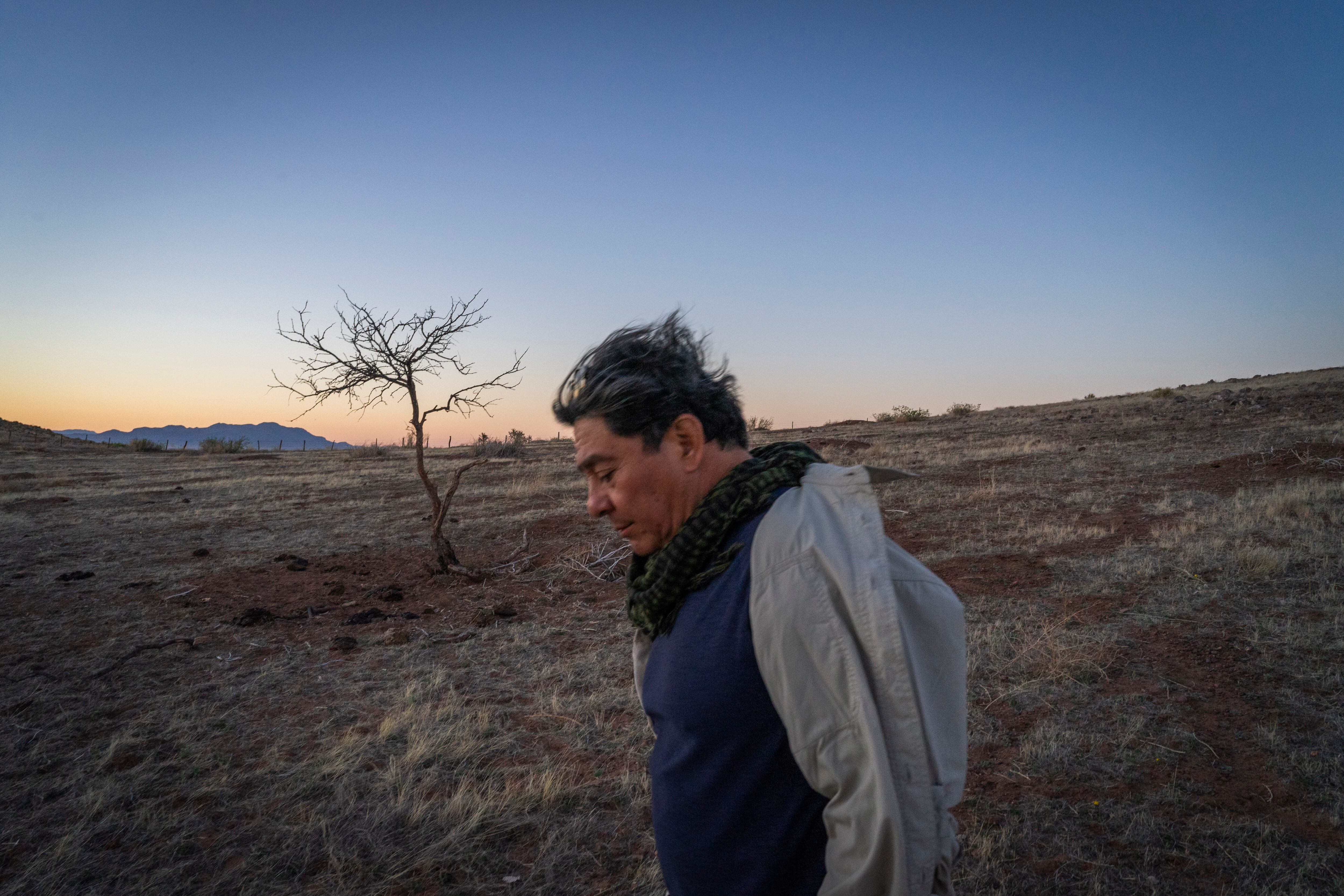 El maestro Jesús Pacheco baja de un cerro en la reserva tras el atardecer, el 17 de abril de 2024.