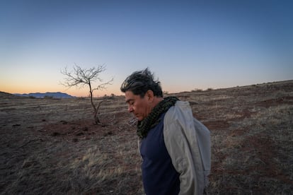 El maestro Jesús Pacheco baja de un cerro en la reserva tras el atardecer, el 17 de abril de 2024.