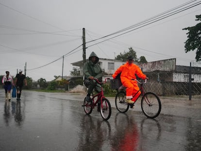 Dos personas en bicicleta por Coloma, provincia de Pinar del Río, el lunes.