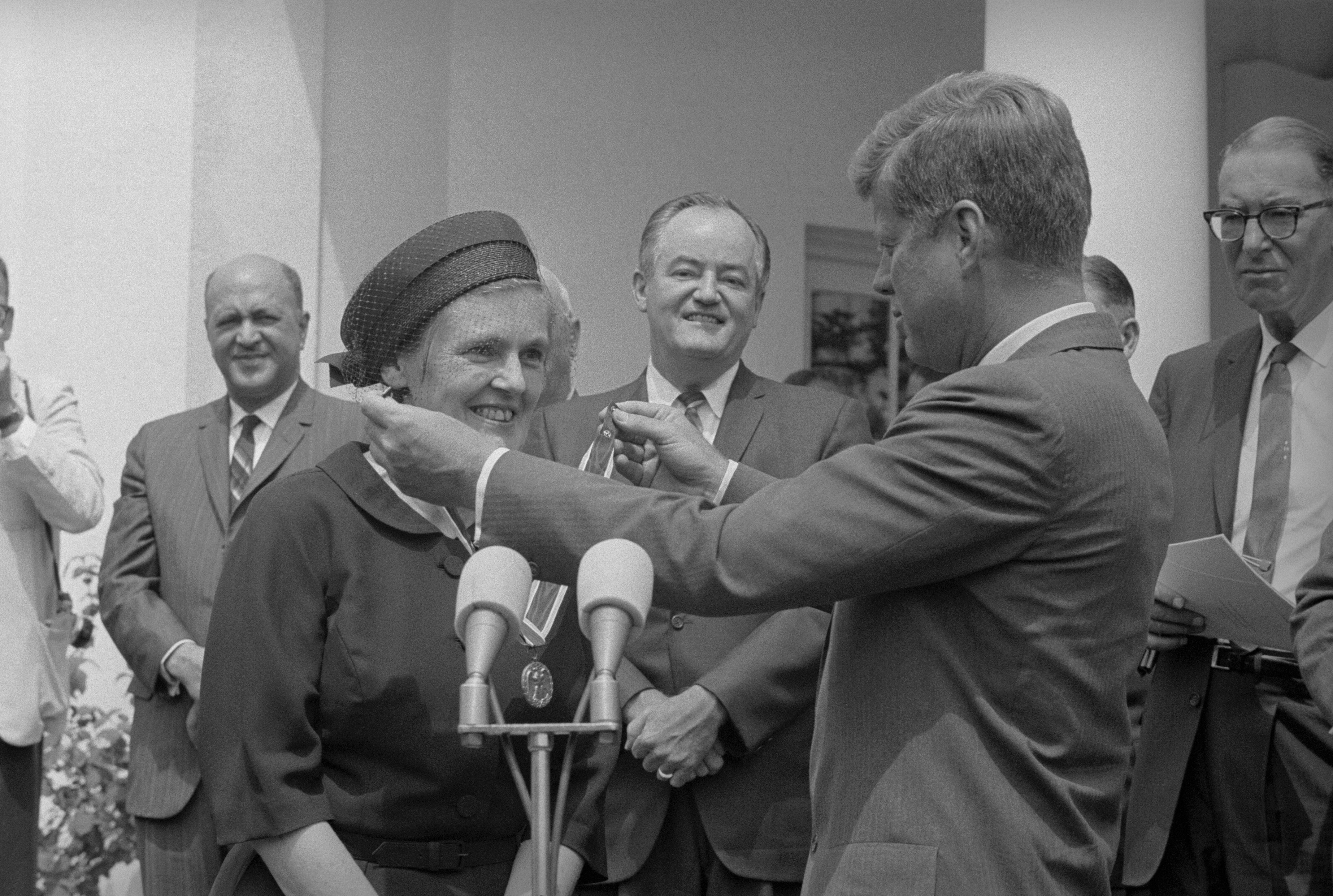 El presidente de EE UU entrega el más alto reconocimiento al servicio civil en el país a la trabajadora de la FDA Frances Oldham Kelsey.