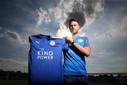 Iborra posa con la camiseta del Leicester City.