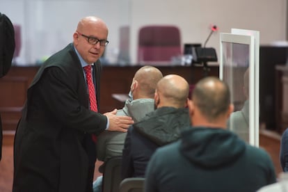 El abogado Gonzalo Boye habla con su cliente Francisco Tejón, el mayor de los hermanos Castañas, durante el juicio celebrado en la Audiencia Provincial de Algeciras este viernes.