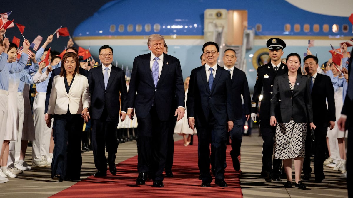 Donald Trump aterriza en China para una cumbre de alto voltaje con Xi ...