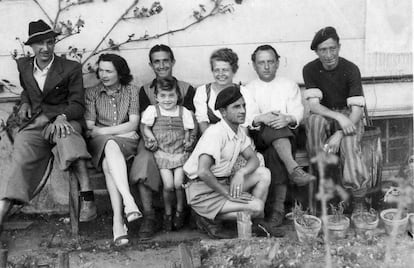 César Orquín (primero por la izquierda), con su novia y otros amigos, tras la liberación del campo de Vöcklabrock.