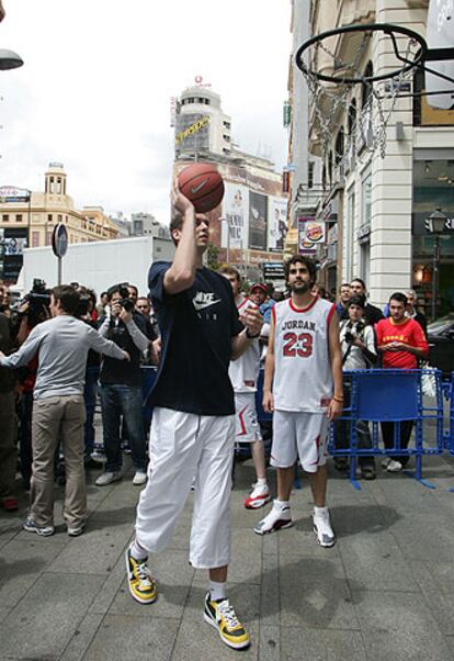 Gasol tira a canasta en la Gran Vía de Madrid.