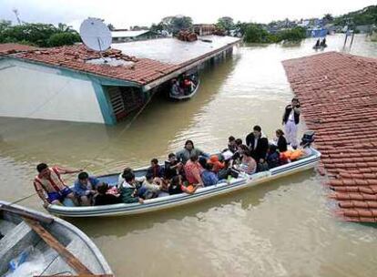 Los vecinos de Villahermosa son evacuados en barca de sus casas inundadas. El agua, que llega hasta los tejados, ha inundado la capital del Estado de Tabasco.