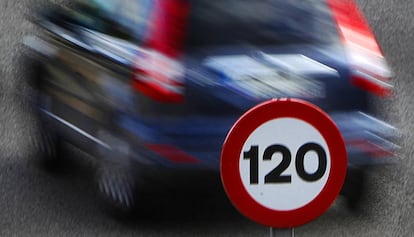Límit de velocitat de 120 km/h.