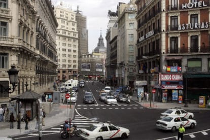 El cruce de la calle de Sevilla (que ha cambiado de sentido) con la plaza de Canalejas, a media mañana de ayer.