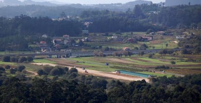 Obras del pasado octubre en la pista del aer&oacute;dromo de Godos, con el viaducto del tren en uno de sus extremos.