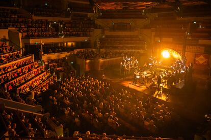 Un gran círculo sobre el escenario refleja una luz dorada por la sala grande del Vredenburg durante el concierto de La Tempête.