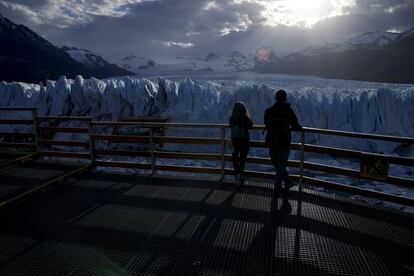 Turistas observan el glaciar Perito Moreno en el Parque Nacional Los Glaciares, cerca de El Calafate, Argentina. Los líderes mundiales están reunidos en Escocia en una cumbre climática de las Naciones Unidas, conocida como COP26, para presionar a las naciones a que redoblen sus esfuerzos para frenar el cambio climático. Los expertos afirman que la cantidad de energía desatada por el calentamiento planetario podría derretir gran parte del hielo del planeta, elevar el nivel global del mar y aumentar los fenómenos meteorológicos extremos.