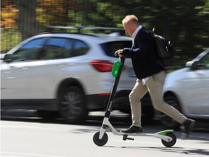 Usuario de patinetes de la firma Lime.