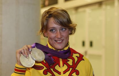 Mireia Belmonte muestras sus dos medallas de plata a su llegada al aeropuerto de El Prat.