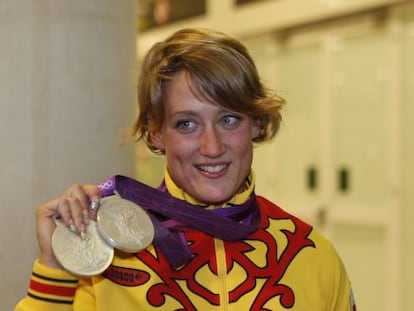 Mireia Belmonte muestras sus dos medallas de plata a su llegada al aeropuerto de El Prat.