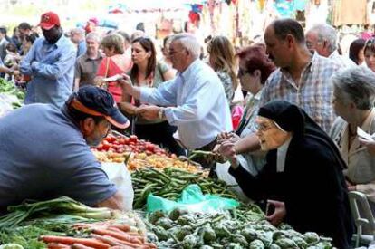 Un puesto de venta de fruta en el tradicional mercado de Vic.