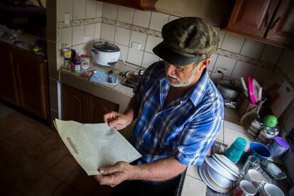 William Vega, de 60 años, sostiene la escritura de la finca de 100 hectáreas que explotó durante casi tres décadas. “Cuando las compré, había armonía entre los indígenas y los no indígenas. Las cosas cambiaron cuando Sergio Rojas se hizo con el poder”, lamenta.