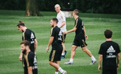 El ayudante de Zidane, David Bettoni, dirigiendo el entrenamiento de este viernes.