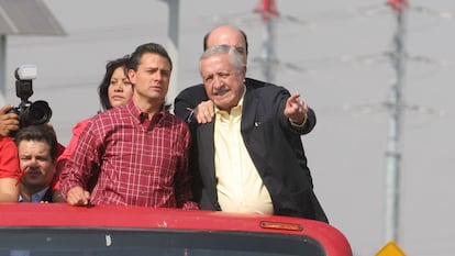 José Andrés Oteyza Fernández (derecha) y Enrique Peña Nieto, entonces gobernador del Estado de México, durante la inauguración del Viaducto Bicentenario, en 2010.
