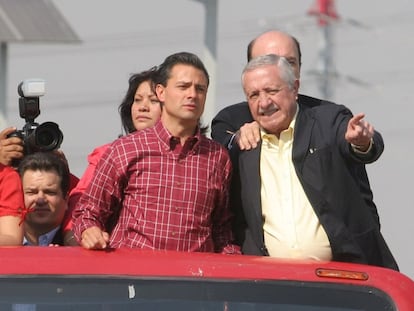 José Andrés Oteyza Fernández (derecha) y Enrique Peña Nieto, entonces gobernador del Estado de México, durante la inauguración del Viaducto Bicentenario, en 2010.