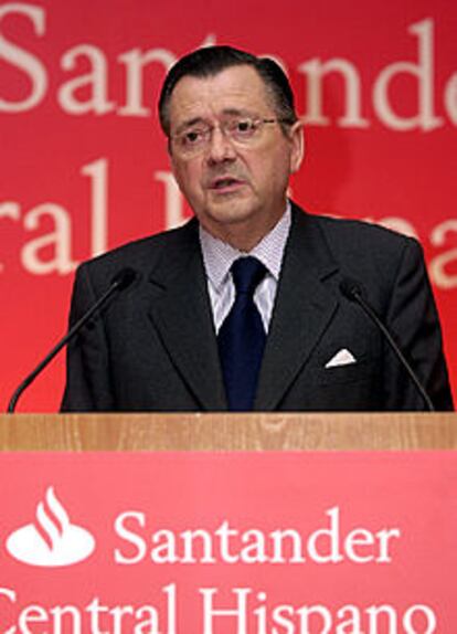 Alfredo Sáenz, durante la presentación de resultados trimestrales. Madrid, 29 de abril de 2002