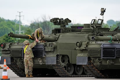 Tanques que participarán en el desfile, este lunes en Jessup (Maryland).