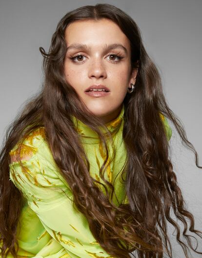 Amaia Romero debuta como actriz en 'La mesías'. La ganadora de Operación Triunfo 9 luce vestido de Acne Studios y anillo de Zara. Los pendientes son PDPaola.