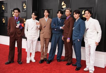 El grupo de K-Pop BTS con trajes de Louis Vuitton, firma de la que son imagen.